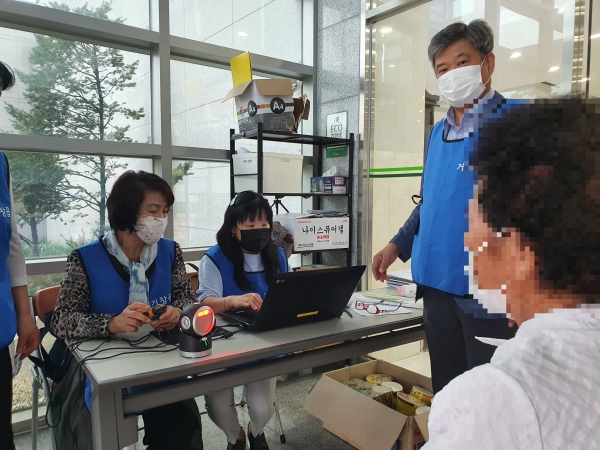 거창군 거창읍 지역사회보장협의체(공동위원장 송철주, 손재호)는 지난 13일 거창읍형 공유냉장고인 ‘찾아가는 나눔곳간’에 QR코드 인식기를 설치했다.