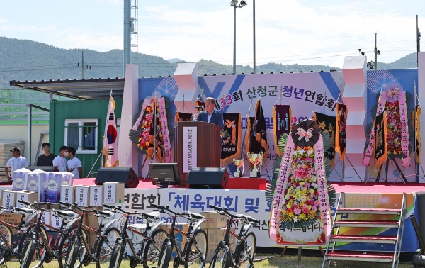 산청군은 17일 ‘제33회 산청군청년연합회 체육대회 및 화합의 장’ 행사를 개최했다고 밝혔다.