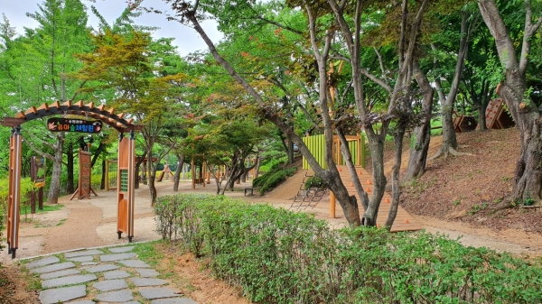 사천시에 아이들의 창의력과 모험심을 기를 수 있는 유아숲체험원이 처음으로 조성됐다.