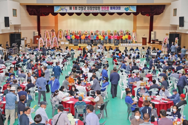 산청군이장연합회(회장 박호규)는 20일 산청군 실내체육관에서 ‘제6회 산청군 이장연합회 한마음체육대회’를 개최했다.