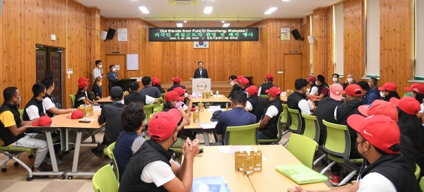 거창군은 20일 농업기술센터 3층 회의실에서 외국인 계절근로자의 4차 입국 환영행사를 진행했다.