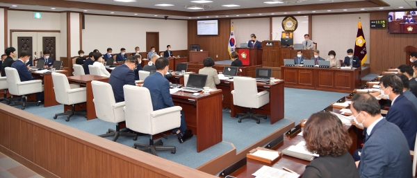 합천군의회(의장 조삼술)는 21일 오전 제267회 제1차 정례회를 개회하고 10일간의 회기에 들어갔다.