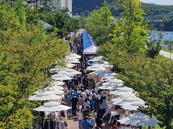 진주시는 24일 충무공동 이성자미술관 옆 광장과 인근 영천강변에서 혁신도시 이전공공기관과 지역민의 상생발전을 위해 ‘모모장터(모으고 모이는 장터)’를 개최했다.