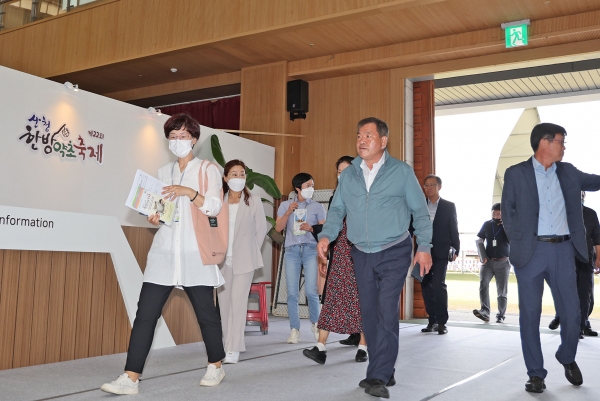 이승화 산청군수가 오는 30일부터 개최되는 ‘제22회 산청한방약초축제’에 앞서 준비상황 등 현장점검에 나섰다.