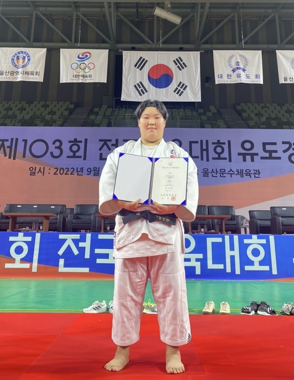 하동군 출신 김하영 유도선수가 전국체전에서 은메달을 획득했다.