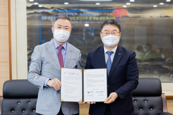 경상국립대학교는 30일 오전 칠암캠퍼스 대학본부 접견실에서 해성디에스(주)와 반도체 산업 발전 및 우수 인재 양성을 위한 교류 및 업무협약을 체결했다.