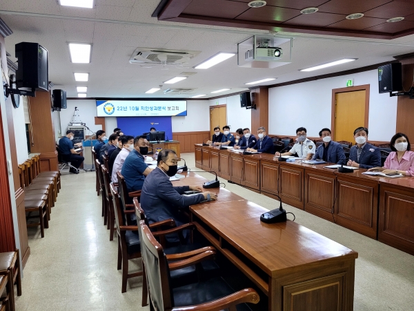 진주경찰서(서장 이창열)는 4일 경찰서 2층 회의실에서 각 과장 및 계·팀장이 참석한 가운데 10월 치안성과 분석 보고회를 개최하였다.