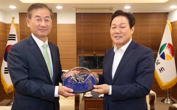 박완수 경상남도지사는 4일 오후 도지사 접견실에서 강구영 한국항공우주산업(주)(이하 KAI) 신임 사장과 함께 항공우주산업의 발전방안을 논의하고, 도와 KAI가 항공우주산업에 대해 상호 협력해 나가기로 했다.