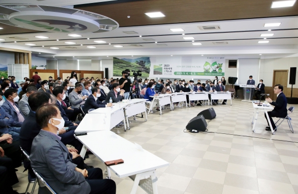 하승철 하동군수는 7일 군민 열린 토론회에서 “갈수록 줄어드는 농촌의 인구 문제로 위기에 처한 하동군을 지속가능한 명품도시 조성과 재정 건전성 확보를 통해 지역 소멸위기를 극복하고 군민에게 희망을 드리겠다"고 밝혔다.