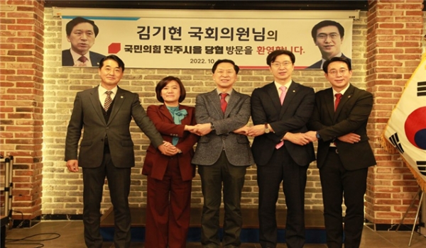 강민국 국회의원이 위원장으로 있는 국민의힘 진주시을 당원협의회는 9일 오후 당협사무소에서 국민의힘 前 원내대표 김기현 국회의원(울산 남구을)을 초청해 간담회를 개최했다.