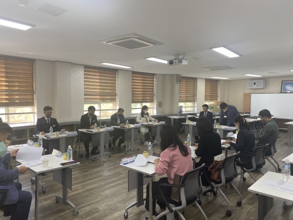 경상남도의회 교육위원회 정재욱 의원이 7일 경남과학고등학교의 급식 운영 현황을 확인하기 위해 업무 협의회를 개최했다.