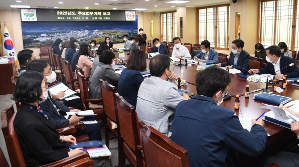 거창군은 지난 7일, 11일 양일간 관련 부서장 및 사업소장, 담당주사 등 100여 명이 참여한 가운데 민선 8기 더 큰 거창도약 완성을 위한 ‘2023년도 주요업무계획 보고회’를 개최했다.