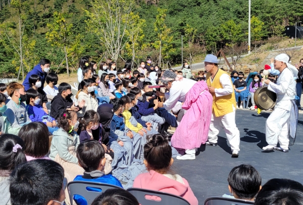 산청교육지원청(교육장 김태규)은 10월 11일, 12일 양일간 큰들 산청마당극마을에서 산청 관내 초․중학생 500여명을 대상으로 천왕봉행복교육지구와 함께 하는 문화예술공연 ‘오작교 아리랑’을 관람하는 문화의 장을 펼쳤다.