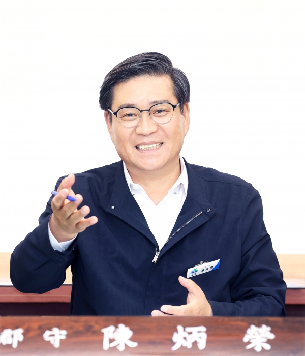 취임 100일을 맞은 진 군수는 "지역소멸을 걱정하는 함양이 아니라 미래와 희망이 있는 함양군으로 힘차게 도약시키기 위해 최선을 다해 달려 갈 것이다"라고 밝혔다.