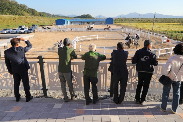 함안군은 법수면 악양 인근에 제2승마장을 준공하고 지난 14일 개장식을 개최했다.
