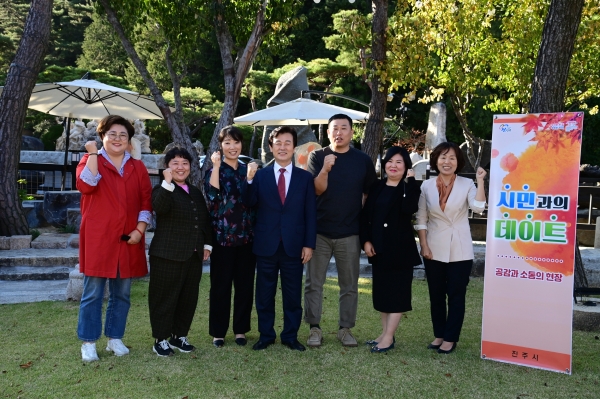 조규일 진주시장은 17일 문산읍 소재 한 카페에서 ‘진주바느질협동조합’ 회원들과 10월 ‘시민과의 데이트’시간을 가졌다.