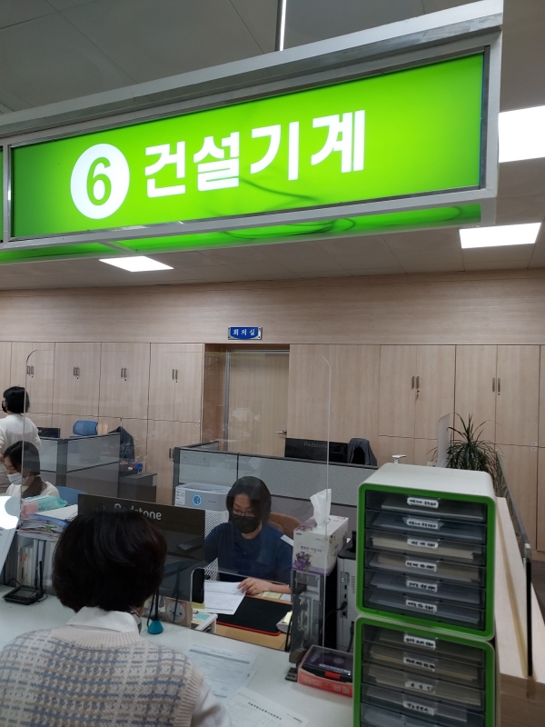 창원특례시 창원차량등록과(과장 정민호)는 다음달 26일부터 건설기계 등록번호표에서 ‘지역명’이 없어지고 번호체계도 7자리에서 8자리로 개편된 '전국 등록번호표'가 도입된다고 18일 밝혔다.