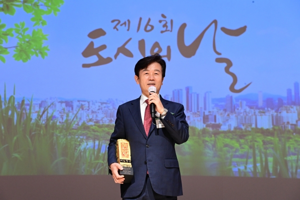 진주시는 18일 국토교통부가 주최한 도시의 지속 가능성 및 생활 인프라 수준을 평가하는 ‘2022년 대한민국 도시대상’에서 전국 229개 지자체 중 종합 1위를 달성하며 ‘대통령상’을 수상했다.
