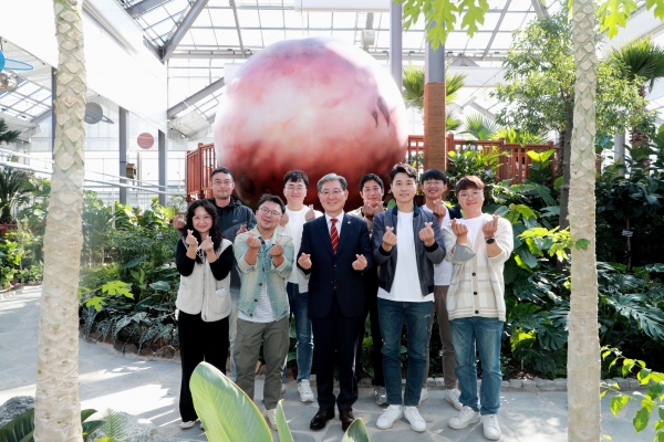 의령군(군수 오태완)에서 280여 종의 아열대식물을 만나 볼 수 있다. 군은 18일 아열대 식물원이 문을 열었다고 밝혔다.