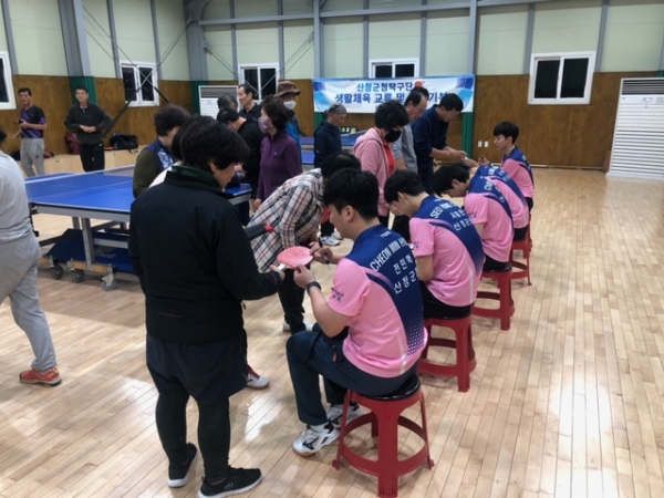 산청군에 따르면 산청군청탁구단(이하 탁구단)은 지난 25일 단성탁구장을 찾아 탁구 강좌를 열었다.