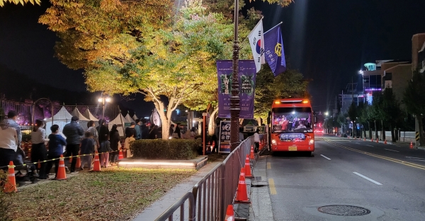 진주시는 10월 축제기간 동안 시민과 관광객의 안전 확보와 쾌적한 축제 관람을 돕기 위해 축제장 주변 도로를 교통통제 구간으로 지정하여 운영해 오고 있다.