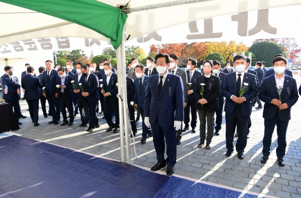 김진부 경남도의회 의장과 도의원들은 제400회 정례회 제1차 본회의 직후 이태원 사고 합동분향소를 찾아 조문했다고 1일 밝혔다.
