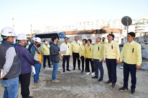진주시의회 도시환경위원회는 지난 2일 도시계획도로 보강토 옹벽 붕괴 현장을 점검해 피해 상황을 확인하고 당국의 대책 마련을 촉구했다.