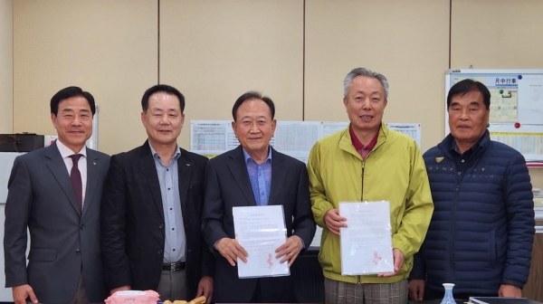 하동군 갈사산업단지 문제로 책임을 두고 대립을 이어온 조유행·윤상기 전임 군수들이 지난 1일 만남을 갖고 화해했다.