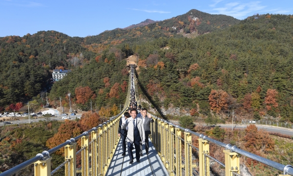 거창군은 4일 구인모 군수와 남기재 거창경찰서장, 각급 기관단체장 등 300여 명이 참석한 가운데 수승대 출렁다리 개통식을 개최했다.