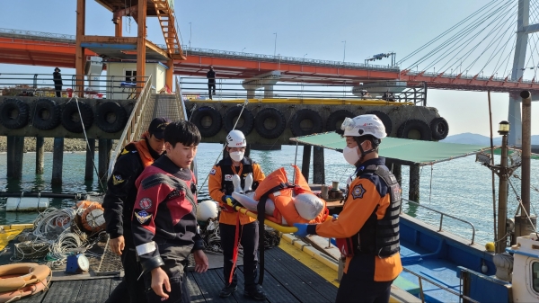 사천해양경찰서(서장 옥창묵)는 7일 삼천포대교 인근 해상에서 해상케이블카 멈춤 사고에 대비 ‘민·관·군 합동 인명구조 훈련’을 실시했다고 밝혔다.