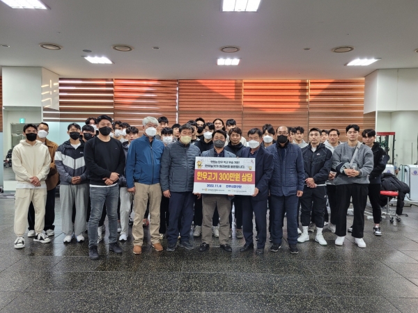 (사)전국한우협회 부산경남도지회(이하 지회)는 지난 6일 2022 K4리그 시즌을 마친 진주시민축구단(단장 황동간) 선수들을 위로하고 격려하기 위해 300만 원 상당의 한우를 기탁했다.