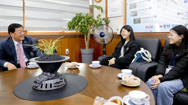 김윤철 합천군수가 합천초등학교 학생들의 요청으로 군수집무실에서 인터뷰이로 나서 눈길을 끌었다.
