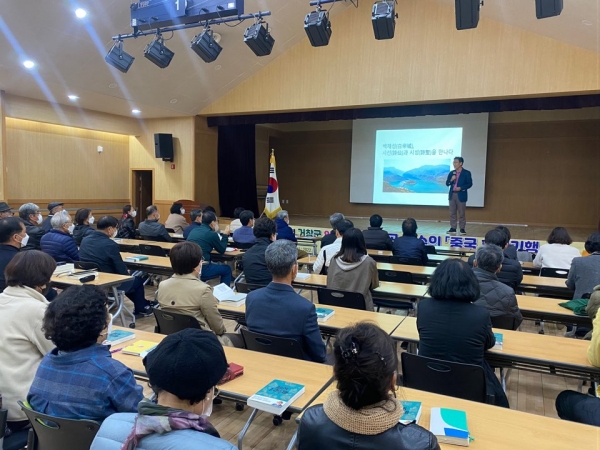 거창군은 지난 10일 거창군청소년수련관에서 군민 70명을 대상으로 한국방송통신대학교 김성곤 교수를 초청해 중국한시기행 특강을 실시했다.