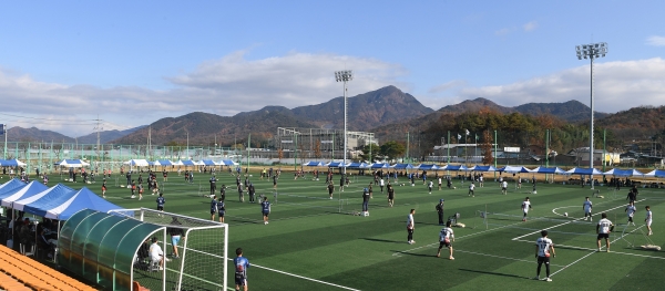 거창군은 지난 12일과 13일 거창 스포츠파크 다목적구장에서 ‘제7회 거창군수배 우수팀 초청 족구대회’를 성황리에 개최했다.