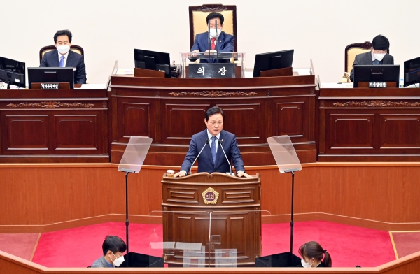 경남도가 올해 대비 7719억원(6.8%)이 늘어난 12조 1022억원의 내년도 예산안을 편성해 지난 11일 도의회에 제출했다.