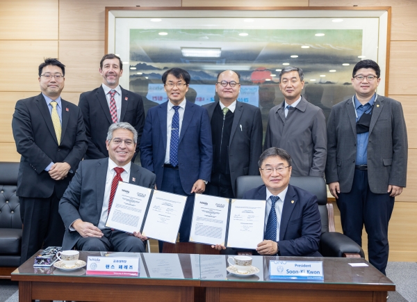 경상국립대학교는 17일 오전 칠암캠퍼스 대학본부 접견실에서 네브래스카대학-링컨과 국제 교류 활성화를 위한 협정을 체결했다고 18일 밝혔다.