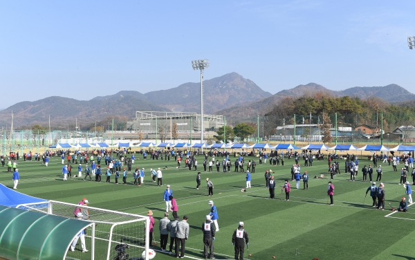 거창군은 지난 17일 거창 스포츠파크 다목적구장에서 경남 18개 시·군에서 96개 팀 800여 명이 참여한 가운데 ‘제13회 거창군수기 경남게이트볼대회’를 성황리에 개최했다.