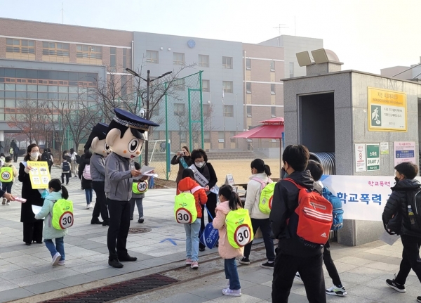 진주교육지원청(교육장 이외숙)은 21일 오전 8시 10분부터 장재초등학교 일대 등굣길에서 학생과 학부모, 지역주민을 대상으로 학교폭력 예방을 위한 ‘학교폭력 멈춰!’ 캠페인을 실시하였다.