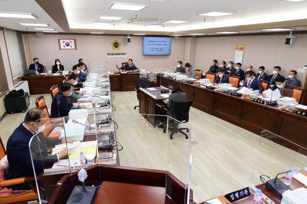 경상남도의회는 21일, 제400회 정례회 도청소관 예산결산특별위원회(위원장 장병국) 제1차 회의에서 2022년도 경상남도 제3회 추가경정 예산안에 대한 종합심사를 실시하고 수정안을 가결했다.