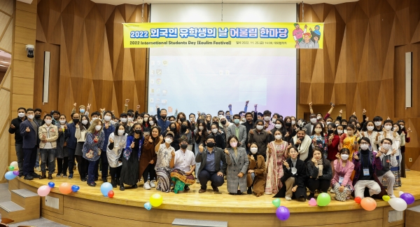 경상국립대학교 대외협력처(연구부총장 김곤섭)는 25일 오후 2시 가좌캠퍼스 국제어학원 파이어니어 오디토리엄에서 ‘2022년 외국인 유학생의 날 어울림 한마당 행사’를 개최했다.