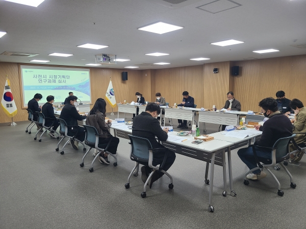 사천시는 ‘예측가능 도로 교통신호등 개선’과 ‘삼천포바다를 품은 수상한 포차’ 등 2개의 연구과제를 최고 참신한 시정 아이디어로 선정했다.