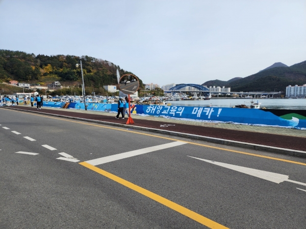 경상국립대 학생 벽화동아리 ‘해피빌더스’ 회원 80여 명이 2주에 걸쳐 통영캠퍼스 앞 파도막이 벽화 그리기 봉사활동을 하여 파도막이가 산뜻하고 깨끗하게 바뀌었다.