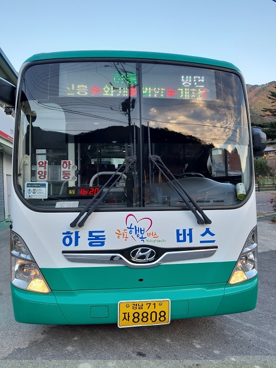 하동군은 내년 1월부터 관내 42개 노선 11대의 농어촌버스를 이용하는 초·중·고등학생과 만18세 이하 청소년 2500여 명을 대상으로 100원 버스 요금제를 시행한다고 28일 밝혔다.