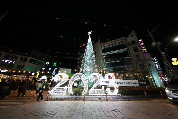 고성군(군수 이상근) 고성읍 동외광장 일대가 아름다운 크리스마스 빛 조명들로 환하게 밝혀졌다.