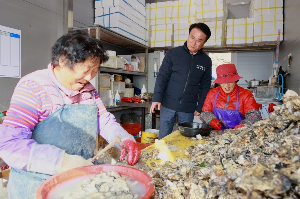 자연산 굴로 전국적인 명성을 얻고 있는 사천시 서포면에 명실상부 전국 최고의 ‘굴 특화거리’가 조성됐다.