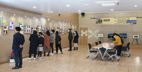 함안 거주 30대 청년이 여행지에서 찍은 사진으로 구성한 엽서사진전이 지난 2일~3일 양일간 가야어울림센터 1층 어울림홀에서 열렸다.