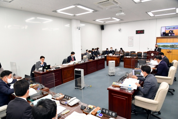 진주시의회 예산결산특별위원회는 7일 제4차 위원회 회의를 열고 진주시에서 제출한 내년도 본예산안 심사에 돌입했다고 밝혔다.