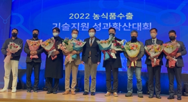 청정 하동 쌀로 냉동김밥을 만들어 세계 12개국에 수출한 복을만드는사람들(주) 농업회사법인(대표 조은우·이하 복만사)이 수출농업 경진대회에서 영예의 종합대상을 받았다.