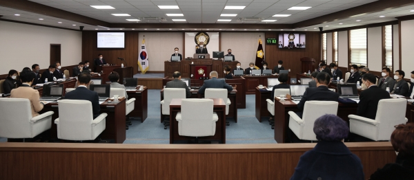 합천군의회(의장 조삼술)는 7일 오전 2차 본회의를 열어 휴회 기간중 실시된 2022년도 행정사무감사 활동을 비롯한 각종 안건에 대해 소관 위원회별 심사결과를 보고받고 의결했다.