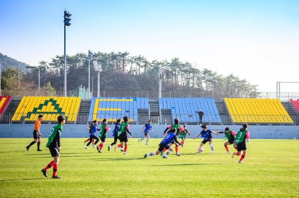 동계 전지훈련지로 각광받고 있는 남해군에 국가대표 팀을 비롯한 축구·야국 종목 선수단이 속속 모여들고 있다.